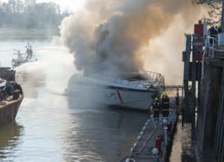HIER brennt eine Luxusyacht auf der Donau!