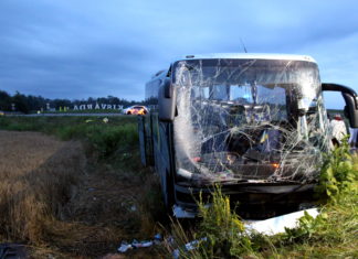 Busunfall bei Kisvárda! 50 Personen (Jugendgruppe) an Bord
