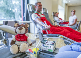 Audi Hungaria half mit freiwilligen Blutspenden