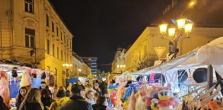 Viel Krach und Buntes auf Silvestermärkten in Ungarn