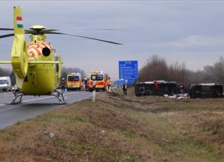 Kecskemét: Schwerer Unfall mit zwei Kleinbussen