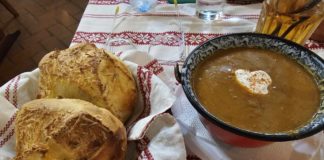 Der Snack unterwegs in einem Csárda-typischen Restaurant