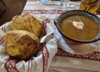 Der Snack unterwegs in einem Csárda-typischen Restaurant