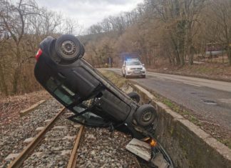 Kopfüber Bahngleis und Strasse blockiert