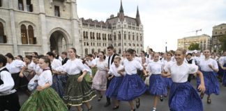 Rekord im Volkstanz und Tanzhaus auf dem Kossuth-Platz in Budapest