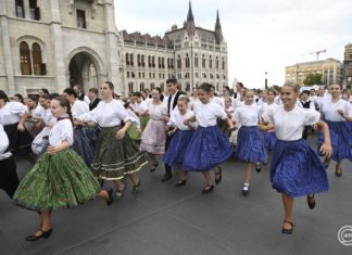 Rekord im Volkstanz und Tanzhaus auf dem Kossuth-Platz in Budapest