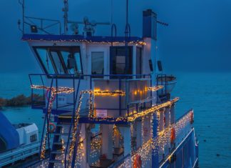 Lichtfähre am Balaton