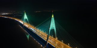 Der Megyeri-Brücke wird Ungarns höchster, 100 Meter hoher „Weihnachtsbaum“