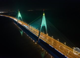 Der Megyeri-Brücke wird Ungarns höchster, 100 Meter hoher „Weihnachtsbaum“