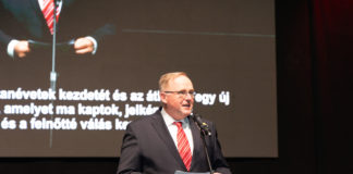 Audi Hungaria Deutsche Schule Győr – Traditionelle Bandweihe nach ungarischem Brauch