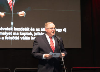 Audi Hungaria Deutsche Schule Győr – Traditionelle Bandweihe nach ungarischem Brauch