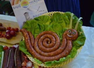 Während der Starparade wird die Fonyóder Wurst gerollt