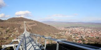 Die Brücke der Nationalen Zusammengehörigkeit ist die längste freitragende Fußgänger-Hängebrücke der Welt