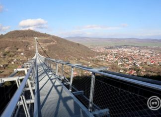 Die Brücke der Nationalen Zusammengehörigkeit ist die längste freitragende Fußgänger-Hängebrücke der Welt