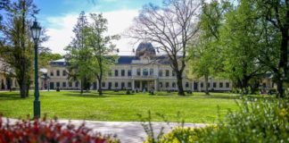 Der Almásy-Palast in Gyula feiert den neunten Dackelfest-Geburtstag am Samstag