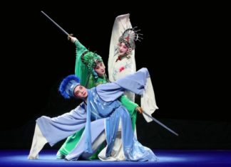 Traditionelle chinesische Wu-Oper zu Gast im Theater von Debrecen