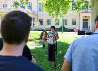 Siesta am Nachmittag und späte Öffnung in der Burg und im Schloss Gyula