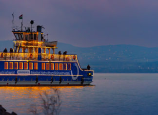 Festlich beleuchtete „Fénykomp“ – Das winterliche Highlight am Balaton startet wieder!