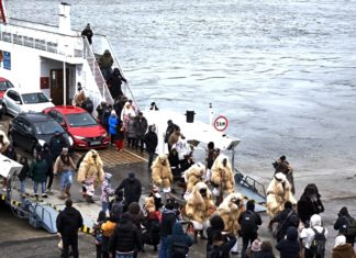 Die Donauüberquerung der Busós ist einer der symbolträchtigsten Höhepunkte des Mohácser Busójárás und gehört seit Generationen zu den festen Ritualen des berühmten Winteraustreibungsfestes.
