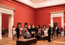 Ballett auf der Haupttreppe, Jazz in den Sälen – Das Palais der Ungarischen Akademie der Wissenschaften präsentierte sich der Tourismusbranche