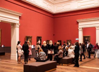 Ballett auf der Haupttreppe, Jazz in den Sälen – Das Palais der Ungarischen Akademie der Wissenschaften präsentierte sich der Tourismusbranche