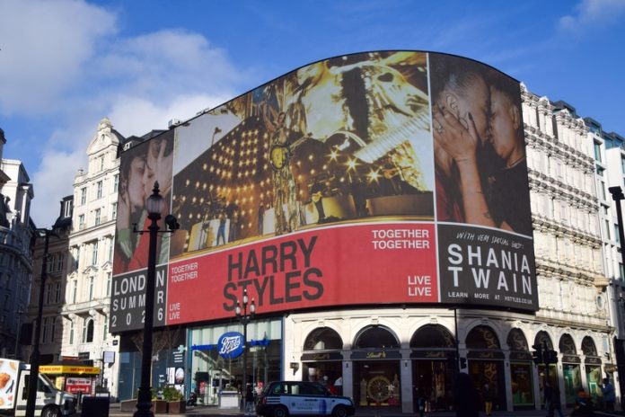 London, UK. 28th January 2026. Promotion for Harry Styles' Together Together tour with special guest Shania Twain displayed on the Piccadilly Lights screen in Piccadilly Circus. Credit: Vuk Valcic/Alamy