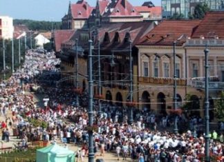 Tausende beim Blumenkarneval in Debrecen